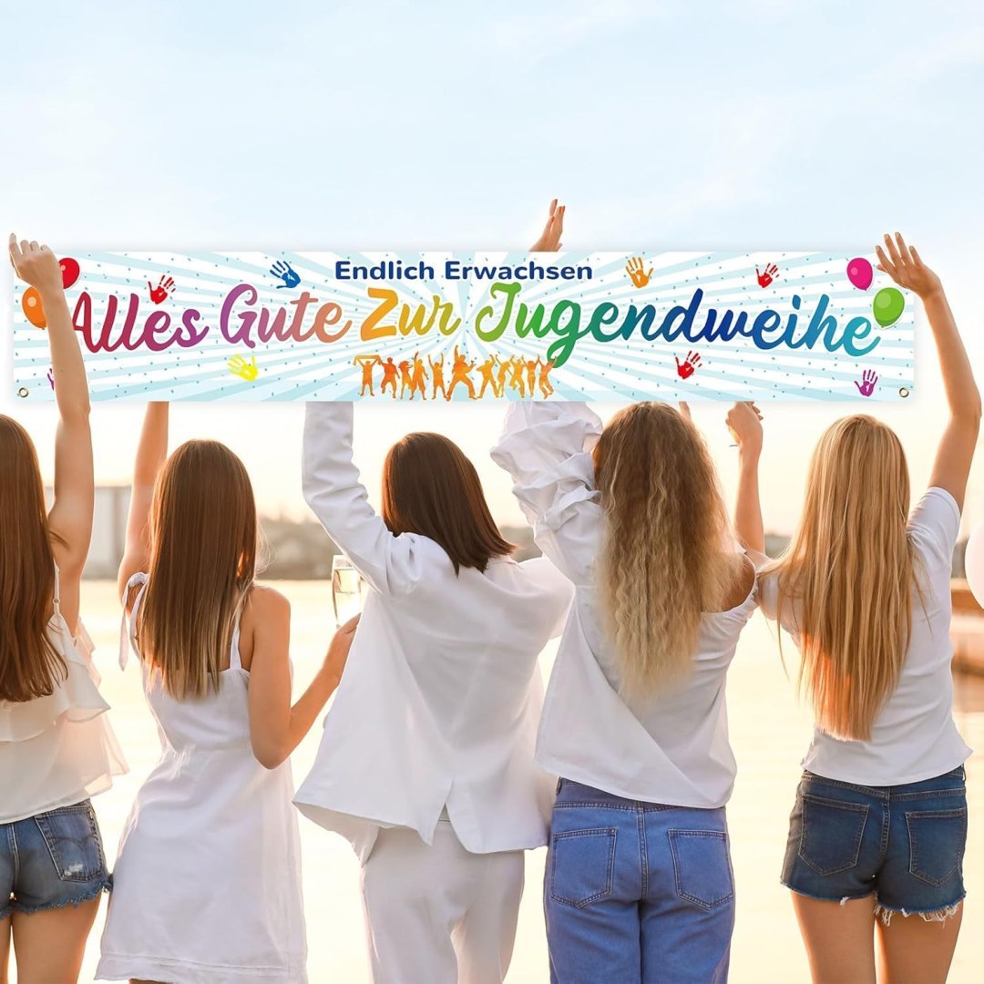 Baner na imprezę młodzieżową z białego materiału z złotymi akcentami Baner na imprezę młodzieżową z białego materiału z złotymi akcentami